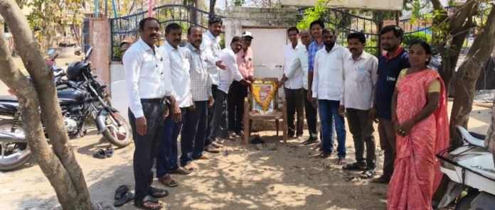 The birth anniversary of the first Telugu female poetess Kummara Molla Mamba is celebrated with great pomp.