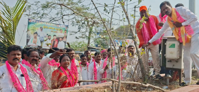 మున్సిపాలిటీలో చెట్లకు నీళ్లు పోసిన బీఆర్ఎస్ నాయకులు