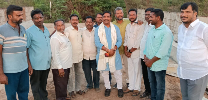 బ్రిడ్జి నిర్మాణ పనులను పరిశీలించిన ఎమ్మెల్యే బీర్ల అయిలయ్య