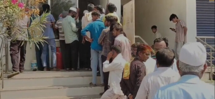 People queue at gas agencies