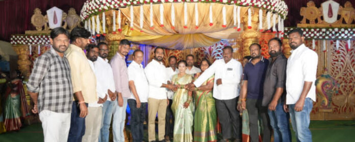 పేదింటి పెళ్లికూతురికి పుస్తె మెట్టల అందజేత