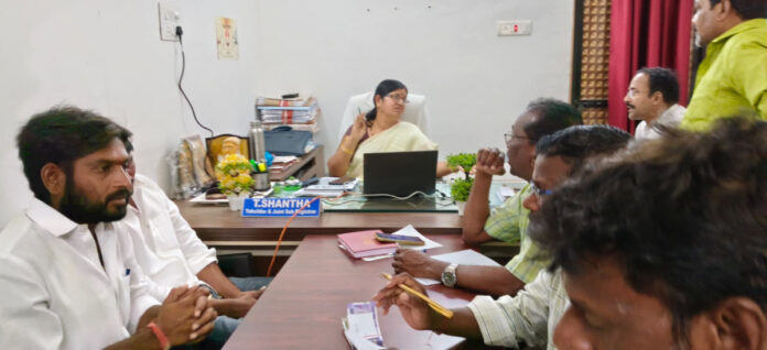 అక్రమ ఇసుకను వేలం వేసిన తహశీల్దార్