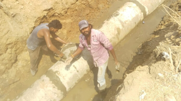మిషన్ భగీరథ పైప్ లైన్ కు మరమ్మతులు చేపట్టిన సర్పంచ్