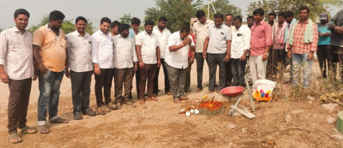 సీసీరోడ్డు నిర్మాణ పనులకు శంకుస్థాపన