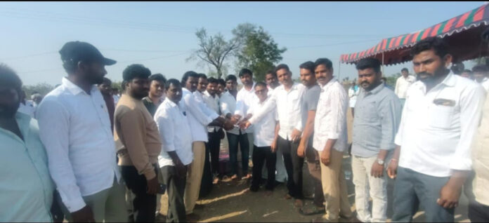 ఎద్దుల పందాలలో విజేతలకు బహుమతులు అందజేసిన బుసిరెడ్డి