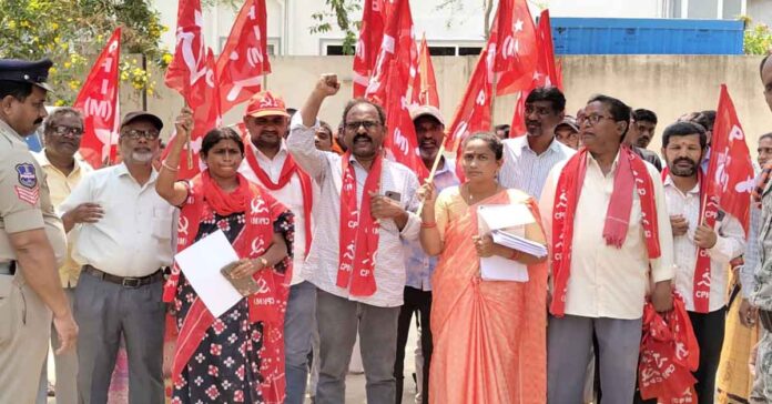 The victims of the Sahara India group, which is on dharna, are CPM leaders