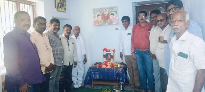 బల్ల సుశీల చిత్రపటానికి నివాళులర్పించిన నాయకులు