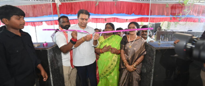 సిరిసిల్లలో 39వ వార్డు కార్యాలయాన్ని ప్రారంభించిన కేటీఆర్