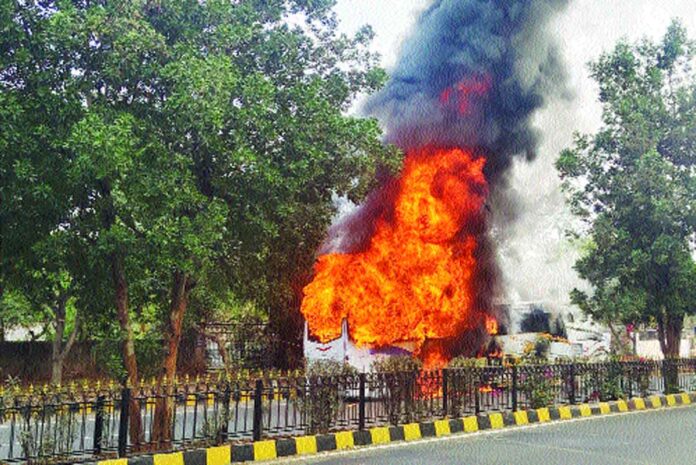 రుషికొండ బీచ్రోడ్డులో బస్సు దగ్ధం