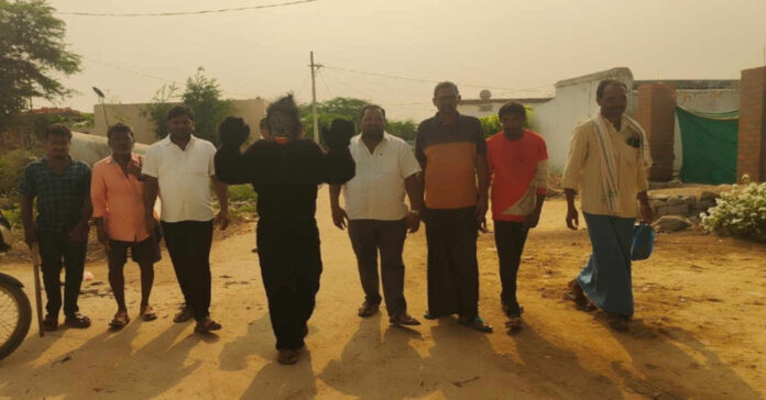 కొండముచ్చు వేషధారణలో కోతులను తరిమిన సర్పంచి