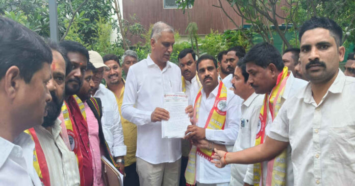 కురుమల సమస్యల మీద హరీష్ రావుకి వినతి పత్రం