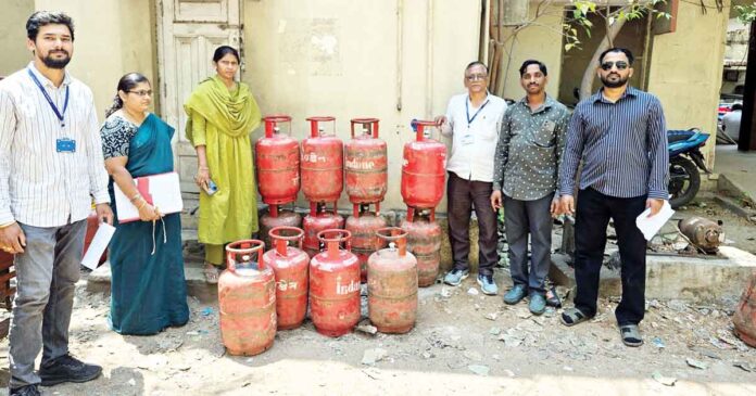 గ్యాస్ పంపిణీలో అక్రమాలకు పాల్పడితే లైసెన్సు రద్దు!