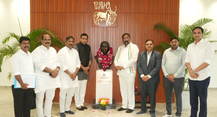 నేషనల్ డైరీ డెవలప్మెంట్ బోర్డు చైర్మన్ ను కలిసిన మంత్రి, ఎంపీ