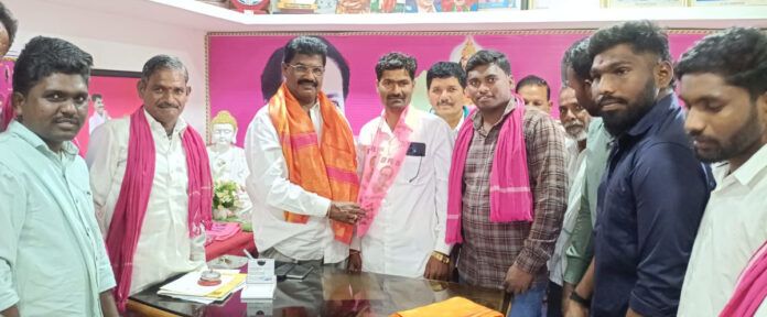 బీఆర్ఎస్ లో చేరిన మాజీ సర్పంచ్ బృందం