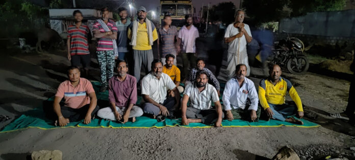 నిత్యం లారీల రద్దీ.. రోడ్డంతా దుమ్మూ ధూళీ