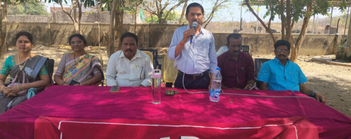 చదువుతోపాటు సంస్కారాన్ని పెంపొందించుకోవాలి