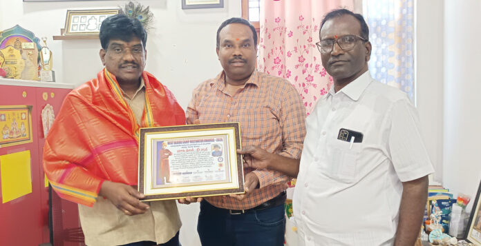 శ్లోక పాఠశాలకు ఉత్తమ రక్తదాన శిబిర మోటివేటర్ పురస్కారం అందజేత