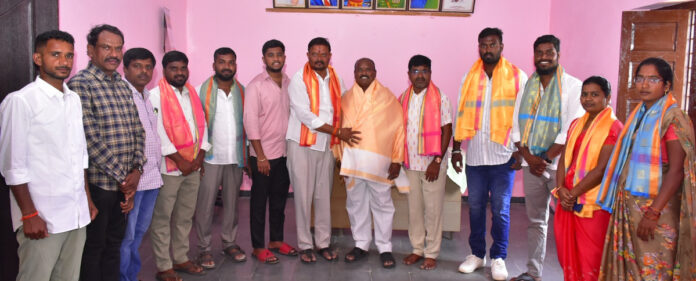 గ్రామపంచాయతీకి మైకు సెట్ బహుకరణ..