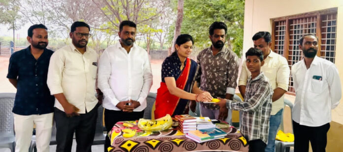 అనాధశ్రమ చిన్నారులకు బుక్స్, పండ్లు పంపిణీ