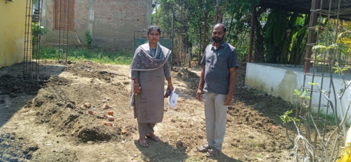 ప్రభుత్వ స్థలంలో నిర్మిస్తున్న ఇంటి నిర్మాణాన్ని పరిశీలించిన కార్యదర్శి