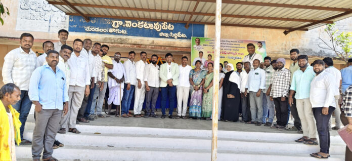 వెంకట్రావుపేటలో విద్యార్థులకు డెస్కులు పంపిణీ