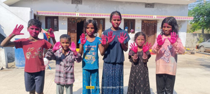 అంబరాన్ని అంటిన హోలీ సంబరాలు