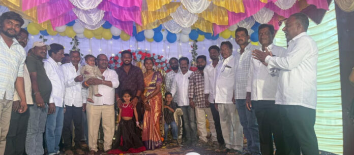 చిన్నారిని భుజానికి ఎత్తుకున్న మాజీ ఎమ్మెల్యే తాటి వెంకటేశ్వర్లు