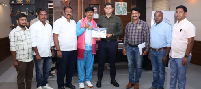 Collector felicitates student who won gold medal