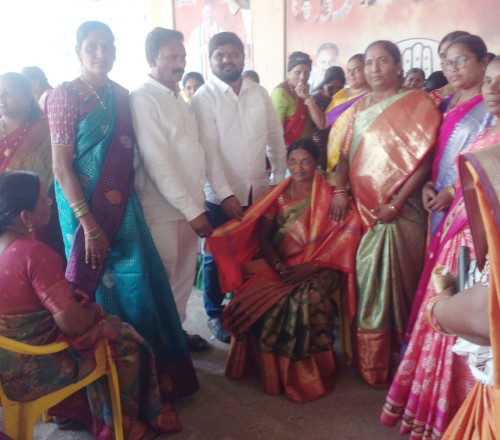 కొండ రాజమ్మను సన్మానించిన మున్సిపల్ చైర్మన్