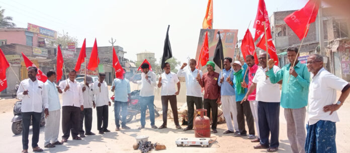 పెంచిన గ్యాస్ సిలిండర్ ధరలను వెంటనే ఉపసంహరించుకోవాలి