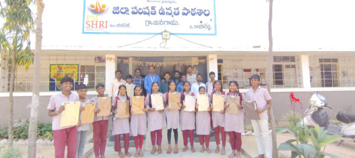 టెన్త్ క్లాస్ విద్యార్థులకు ఫైనల్ ఎగ్జామ్ మెటీరియల్ పంపిణీ