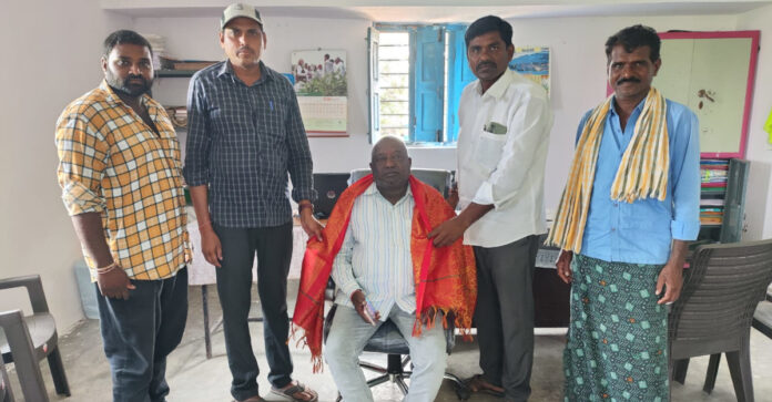 పీఆర్ డీఈఈ రవిందర్ కు సర్పంచ్ సత్కారం