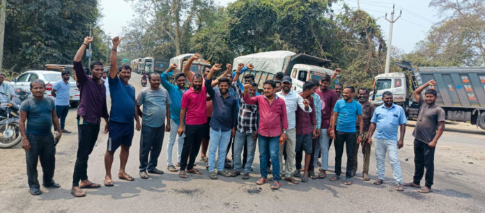 Lorry drivers, cleaners protest demanding increase in muster wages