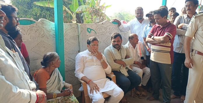 Minister Sridhar Babu visits Satish's family