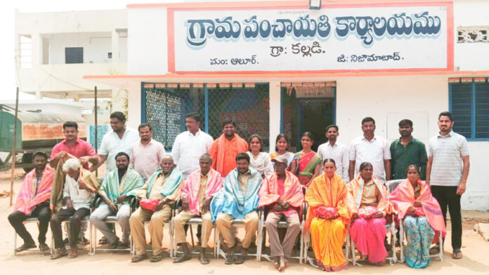 పారిశుద్ధ్య కార్మికులకు సరుకులు వితరణ