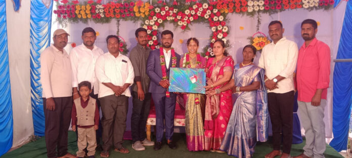 పలు శుభకార్యాలయాలకు హాజరైన సర్పంచ్ మంజుల-జగన్