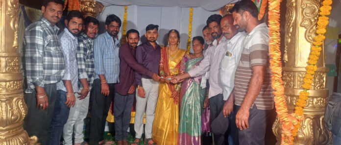 నిరుపేద పెళ్లికూతురుకు ఆర్థిక సహాయం