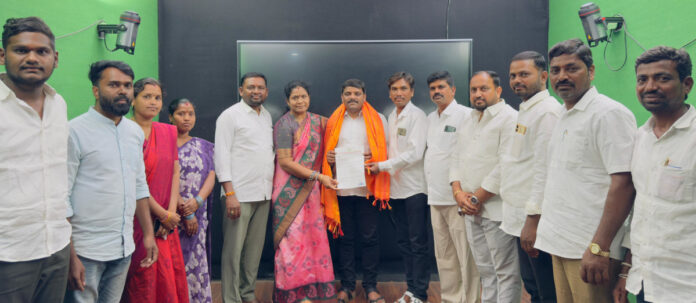 ఎమ్మెల్సీ తీన్మార్ మల్లన్నను కలిసిన వడాయిగూడెం సర్పంచ్