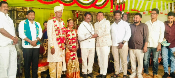 వివాహ వేడుకల్లో పాల్గొన్న మాజీ ఎమ్మెల్యే షిండే