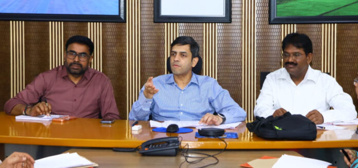 వైద్య సేవలు అమలుపై సమీక్ష నిర్వహించిన కలెక్టర్..