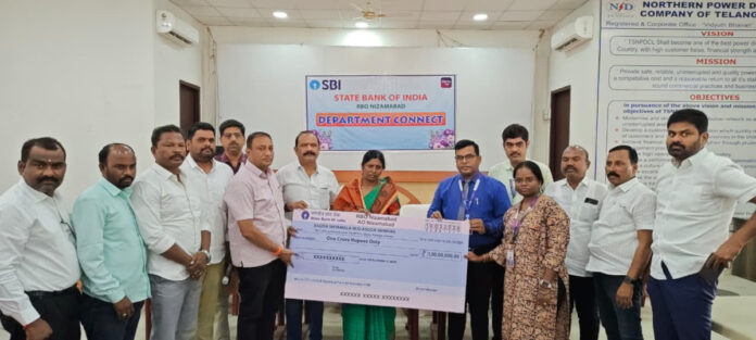 విద్యుత్ ఉద్యోగికి ఎస్బిఐ రూ.1 కోటి చేక్ అందజేత