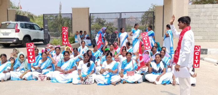 A fixed salary should be decided for ASHA workers.