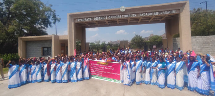 ఆశా వర్కర్ల సమస్యలు పరిష్కరించాలని ధర్నా..