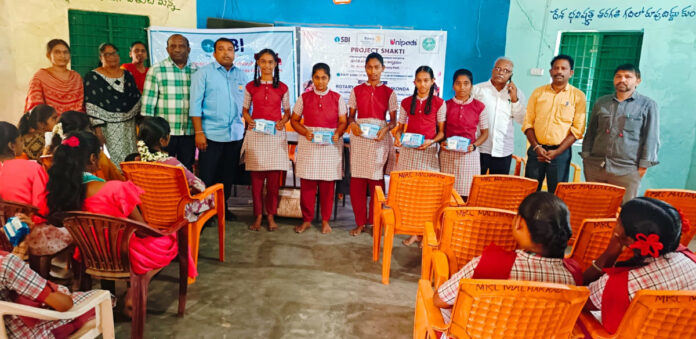 రోటరీ క్లబ్ ఆధ్వర్యంలో బాలికలకు శానిటరీ ప్యాడ్స్ పంపిణీ