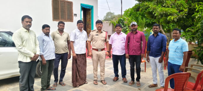 సీసీ కెమెరాల ఏర్పాట్లను పరిశీలించిన ఎస్సై, సర్పంచ్