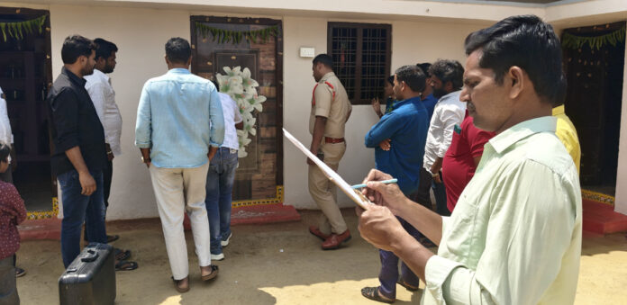 బైరంపల్లిలో బంగారం, వెండి చోరీ