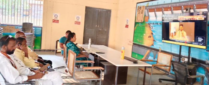 రైతుబందు నిధుల ప్రత్యక్ష ప్రసారాన్ని వీక్షించిన రైతులు