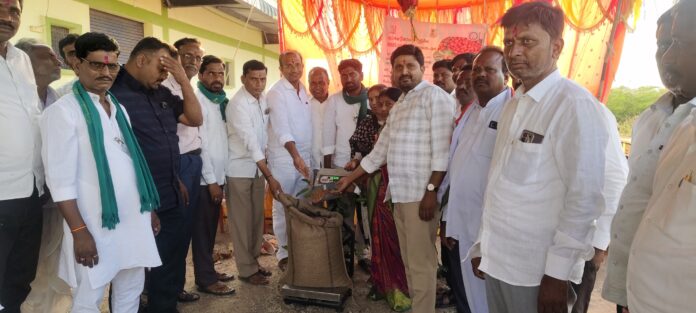 కందుల కొనుగోలు కేంద్రాన్ని ప్రారంభించిన మాజీ మార్కెట్ కమిటీ చైర్మన్