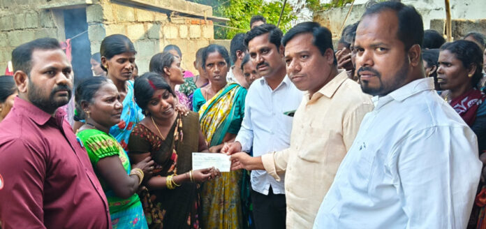 మృతుని కుటుంబానికి ఆర్థిక సాయం అందజేత