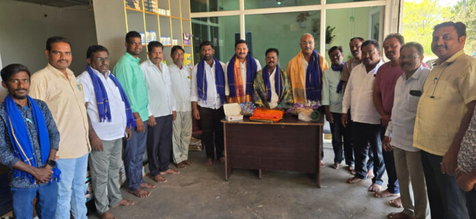 జిల్లా కాంగ్రెస్ కార్యవర్గానికి నియమితులైన నేతలకు సన్మానం